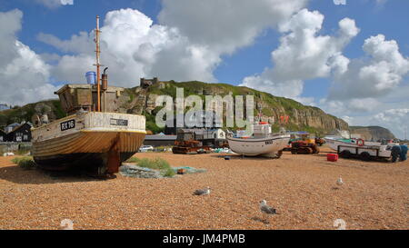 HASTINGS, Regno Unito - 22 luglio 2017: Spiaggia lanciato barche da pesca con East Hill in background Foto Stock