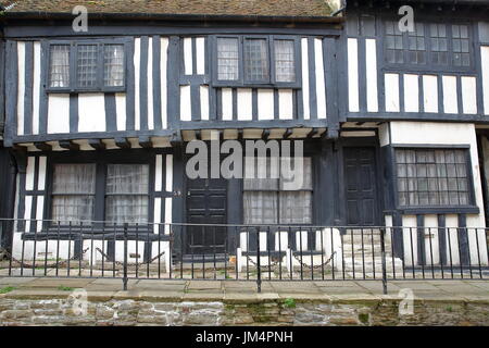 HASTINGS, Regno Unito - 22 luglio 2017: XVI secolo incorniciato con travi di legno e le case medioevali in Hastings Old Town Foto Stock