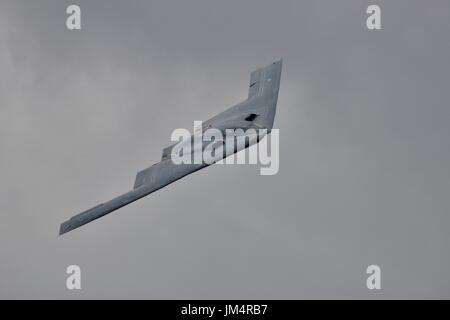 Northrop Grumman B-2 bombardiere Stealth eseguendo una mosca del passato al Royal International Air Tattoo celebra il settantesimo anniversario del USAF Foto Stock