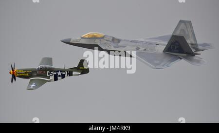 F22 Raptor e P Mustang eseguire US Air Force Heritage volo al Royal International Air Tattoo 2017 Foto Stock