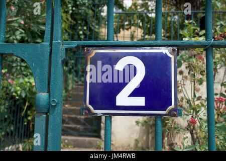 Numero 2 segno sul giardino residenziale gate, Bergerac, Dordogne, Francia Foto Stock