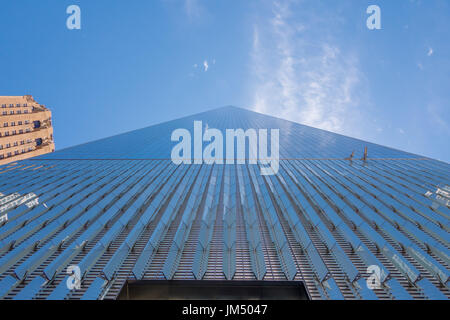 NEW YORK, Stati Uniti d'America - 05 Maggio 2017: One World Trade Center, vista dal livello della strada si trova nella città di New York Stati Uniti d'America Foto Stock