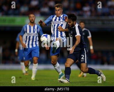 Southend United Stephen Hendrie e Brighton e Hove Albion's Solly marzo battaglia per la sfera durante la riproduzione durante la pre-stagione amichevole a radici Hall, Southend, Foto Stock