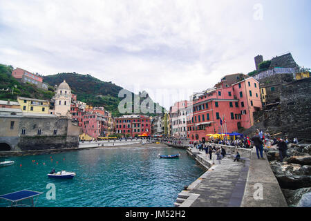 Vista dal porto per la colorata città di Vernazza con molti turisti a cinque terre in Italia Foto Stock