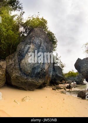 Le grandi rocce a Padang Padang beach nell isola di Bali Indonesia. Foto Stock