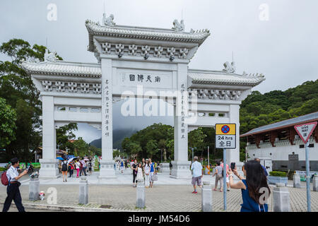 HONG KONG - Luglio 19, 2014: porta tra il Monastero Po Lin e il Big Buddha, Hongkong Foto Stock