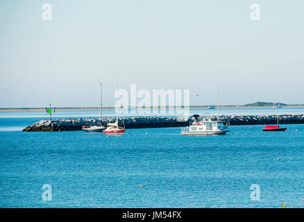 Seascape paesaggio oceano blu acqua PTown a Provincetown Cape Cod MA le barche in primo piano e il molo di fronte oceano Foto Stock