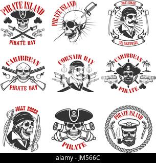 Pirate emblemi onwhite sfondo. Corsair teschi, arma, spade, pistole. Gli elementi di design per il logo, l'etichetta, emblema, segno, poster, t-shirt. Illustr vettore Illustrazione Vettoriale