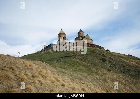 In primo piano la cupola di Sameba Tsiminda chiesa, Kasbeg, Kazbegi, Georgia Foto Stock