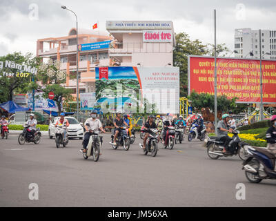 Nha Trang, Sud Vietnam, Gennaio 2017- [ pericoloso traffico vietnamita, strada piena di automobili e motociclette ] Foto Stock