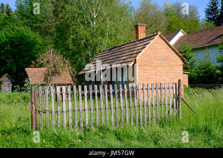 Cucina estiva dependance nel giardino di un tipico villaggio rurale casa in Zala county Ungheria Foto Stock