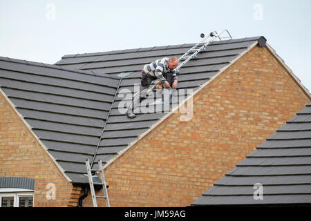 Installazione di camino attraverso il tetto Grantham, Lincs, England, Regno Unito Foto Stock