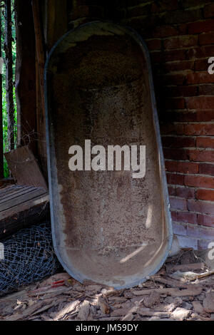 Un vecchio bagno di stagno abbandonato in una dependance in un villaggio rurale in Zala county Ungheria Foto Stock