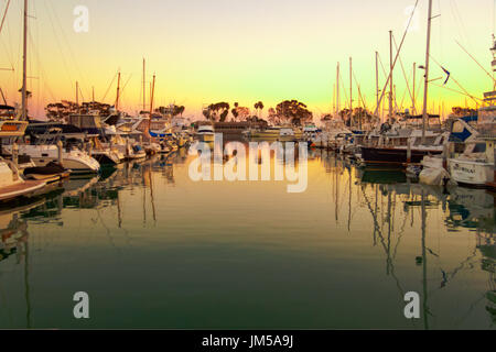 Dana Point Harbor,California, brillanti colori del tramonto, barche ormeggiate per la sera, riflessioni sull'acqua Foto Stock