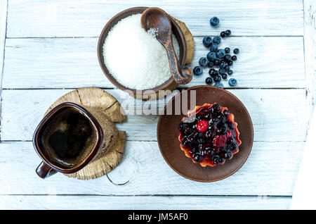 Tazza di caffè con un dolce torta con frutti di bosco. Pausa caffè. Foto Stock