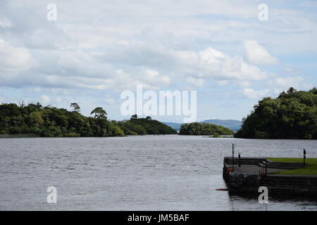 Vista del Lough Corrib dall'Ashford Castle Cong nel West Ireland Foto Stock