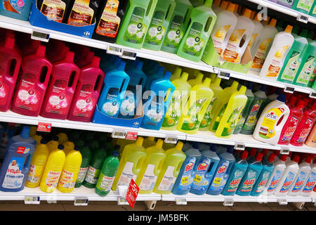 Prodotti di pulizia in un supermercato Foto Stock