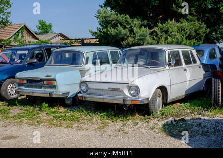 Rottamazione auto Skoda in corrispondenza del bordo di un garage e il piazzale antistante Zala county Ungheria Foto Stock