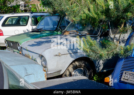 Rottamazione auto Skoda in corrispondenza del bordo di un garage e il piazzale antistante Zala county Ungheria Foto Stock