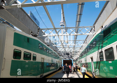 CN Tower vista fro stazione di unione tra due andare i treni pendolari a Toronto, Ontario, Canada Foto Stock