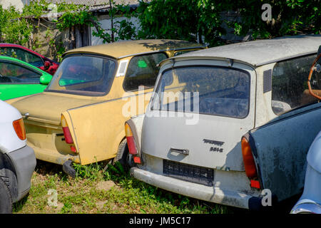 Demolito trabant 601s auto a bordo di un garage e il piazzale antistante Zala county Ungheria Foto Stock