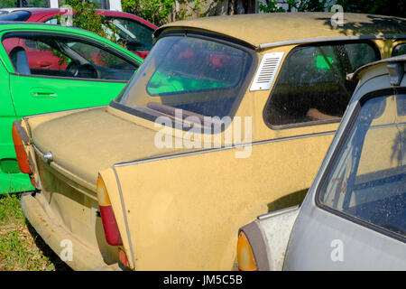 Demolito trabant 601s auto a bordo di un garage e il piazzale antistante Zala county Ungheria Foto Stock