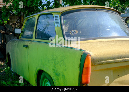 Demolito trabant 601s auto a bordo di un garage e il piazzale antistante Zala county Ungheria Foto Stock