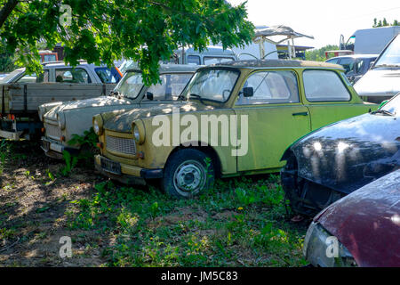 Demolito trabant 601s auto a bordo di un garage e il piazzale antistante Zala county Ungheria Foto Stock