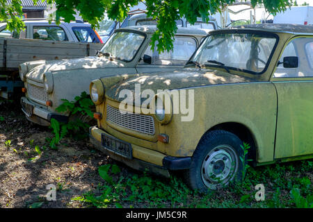 Demolito trabant 601s auto a bordo di un garage e il piazzale antistante Zala county Ungheria Foto Stock