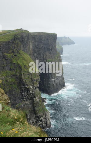 Vista delle scogliere di Moher nella contea di Clare, Irlanda occidentale Foto Stock