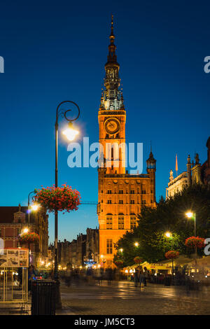 Gdansk, Polonia - 13 Settembre 2016: Municipio principale e mercato lungo la sera visto dal cancello verde, Danzica Città Vecchia Foto Stock