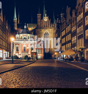 Gdansk, Polonia - 9 Settembre 2016: la Cappella Reale e la chiesa di Santa Maria (Bazylika Mariacka) nella bella illuminazione notturna, Città Vecchia, Gdansk Foto Stock
