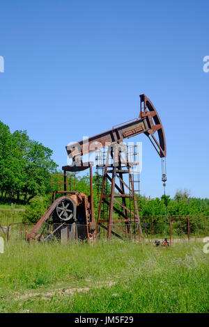 Un annuire asino pumpjack estrazione di petrolio in una posizione rurale nella provincia di zala Ungheria Foto Stock