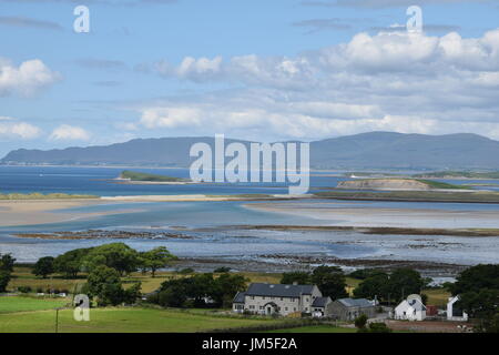 Vista della Baia di Clew dalla sommità del Croagh Patrick nella contea di Mayo, Irlanda Foto Stock