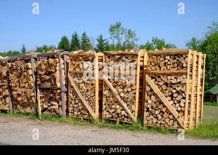 Grandi disegni di pallet di log tagliati per essere utilizzati come combustibile nei bruciatori di legno Zala county Ungheria Foto Stock