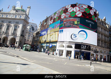 LONDON, Regno Unito - Agosto 12, 2016. inclinato in vista del grande schermo in Piccadilly Circus. Foto Stock