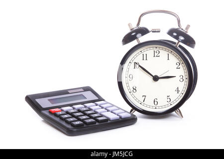 Nero classico orologio sveglia con faccia bianca e il vecchio e semplice calcolatrice nero in close-up vista frontale isolato su sfondo bianco con spazio di copia Foto Stock