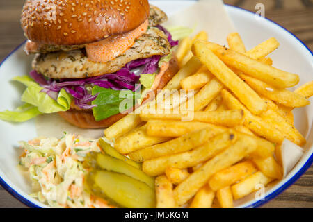 Close up di hamburger di pollo e patatine in una ciotola Foto Stock