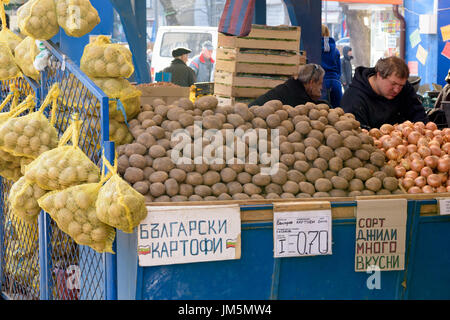 Patate per la vendita sul mercato in stallo Zhenski Pazar mercato, Sofia, Bulgaria Foto Stock