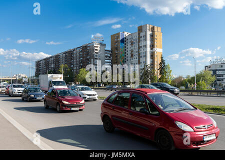 Inceppamento di traffico e ora di punta a Tsarigradsko Shose Boulevard, Sofia, Bulgaria Foto Stock