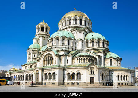 Aleksander Nevski Cattedrale contro il cielo blu chiaro, Sofia, Bulgaria Foto Stock