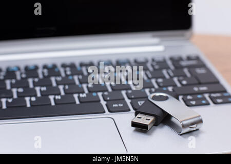 Aprire l'unità flash memory stick giacente su un computer portatile che offre ulteriore portatile memoria rimovibile con archiviazione selezionare la messa a fuoco per il dispositivo USB Foto Stock