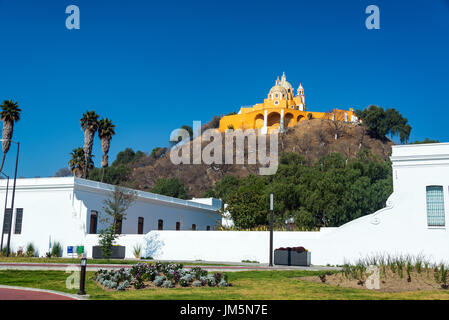 Madonna del Rimedio chiesa su di una collina che si affaccia sul Cholula, Messico Foto Stock