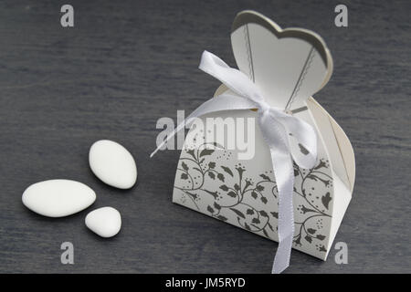 Abito da sposa scatola sagomata con mandorla confetti interno Foto Stock