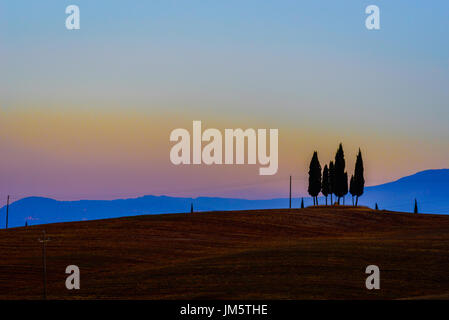 PIENZA, Italia - Luglio 23, 2017 - Vista della campagna della Val'dOrcia Area naturale in Toscana durante il periodo estivo al tramonto. Foto Stock