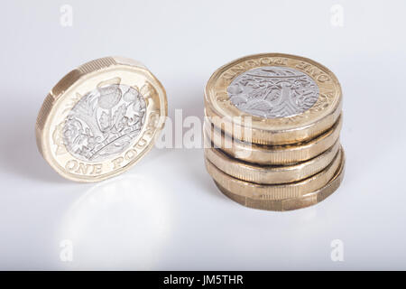 Dettaglio della nuova British pound coin con un elevato angolo di visione su una pila e una singola moneta in piedi sul bordo a fianco mostra l'incisione Foto Stock