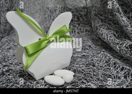 Butterfly scatola sagomata con mandorla confetti interno Foto Stock