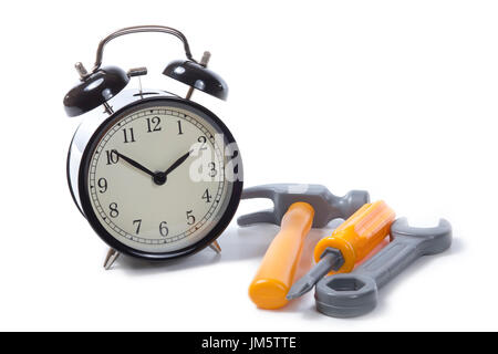 Classic orologio sveglia con giocattolo di plastica gli strumenti di vista anteriore isolato su sfondo bianco con spazio di copia Foto Stock