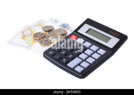 Pila di allenti Pound sterling cash con una semplice calcolatrice portatile con display vuoto isolato su bianco in un concetto finanziario Foto Stock