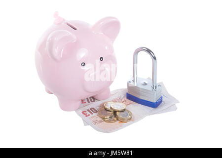 Salvadanaio con un mucchio di sterline contanti in banconote e monete metalliche e un lucchetto in una finanziaria e concetto di sicurezza isolato su bianco Foto Stock